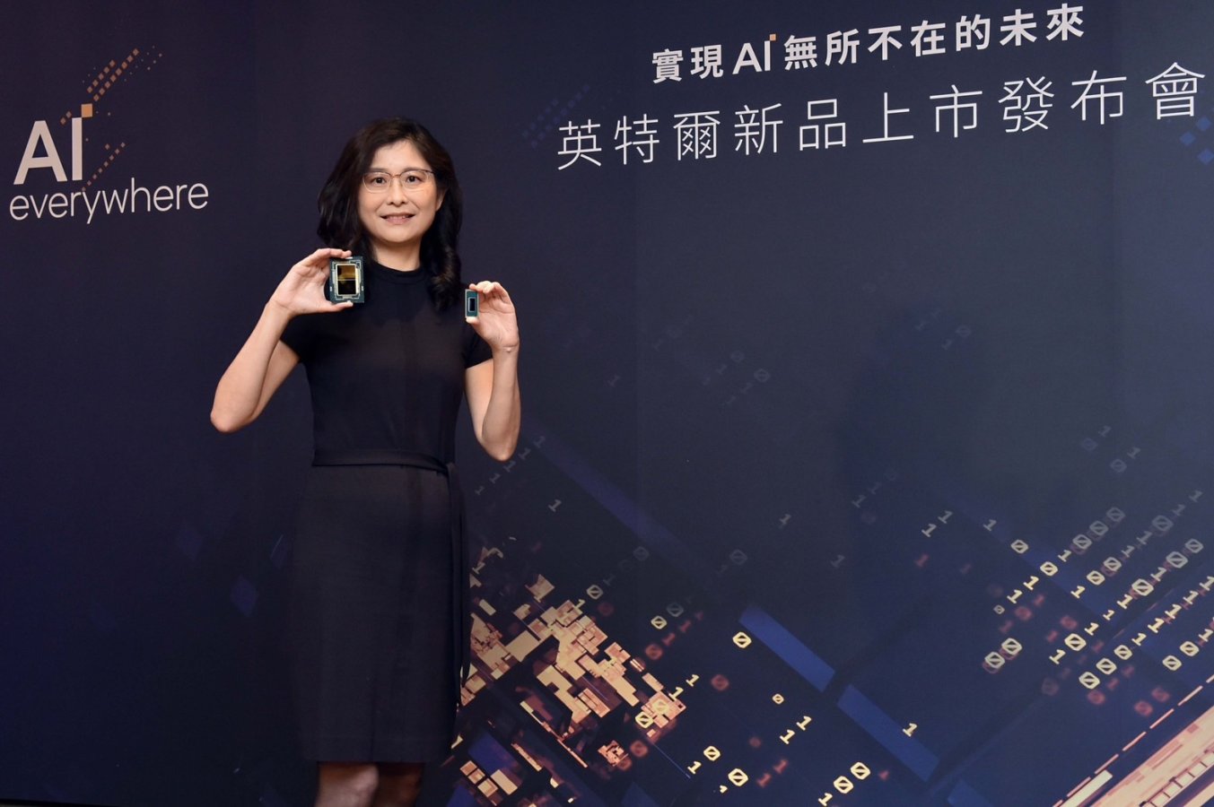 英特爾副總裁暨台灣分公司總經理汪佳慧展示最新第5代Intel® Xeon®可擴充處理器與Intel® Core™ Ultra處理器.jpg
